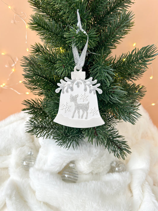 Boule de Noël biche enneigée