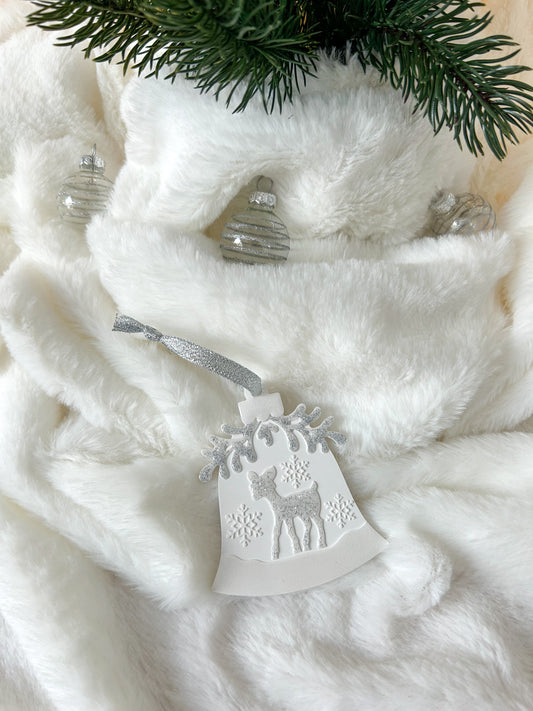 Boule de Noël biche enneigée