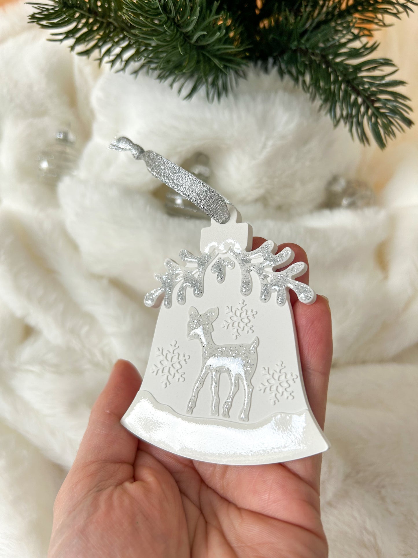 Boule de Noël biche enneigée